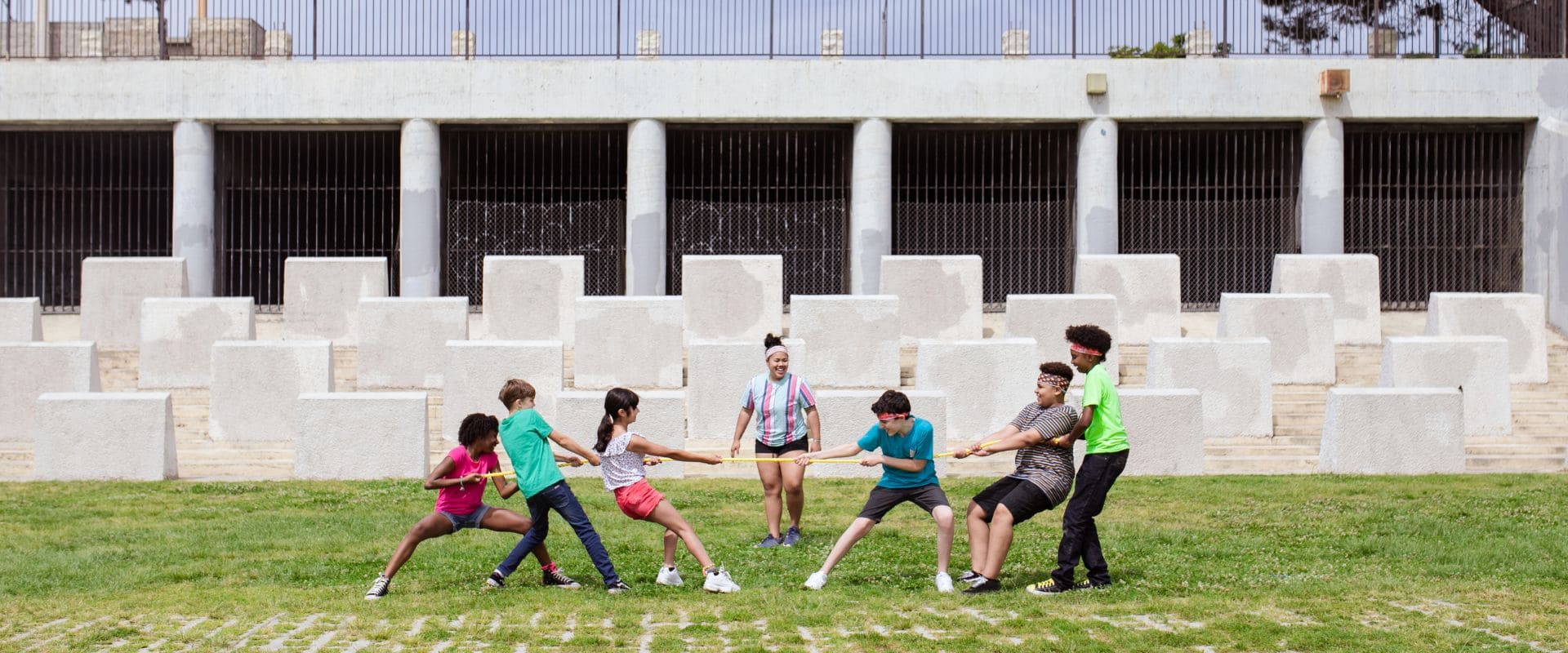 Niños jugando en un campamento de ingles urbano en madrid