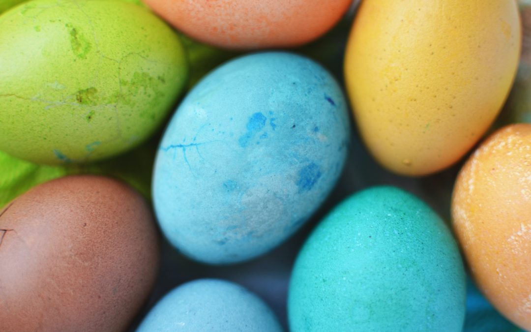 De Huevos y Sombreros: Las Coloridas Tradiciones de Pascua en Países Angloparlantes